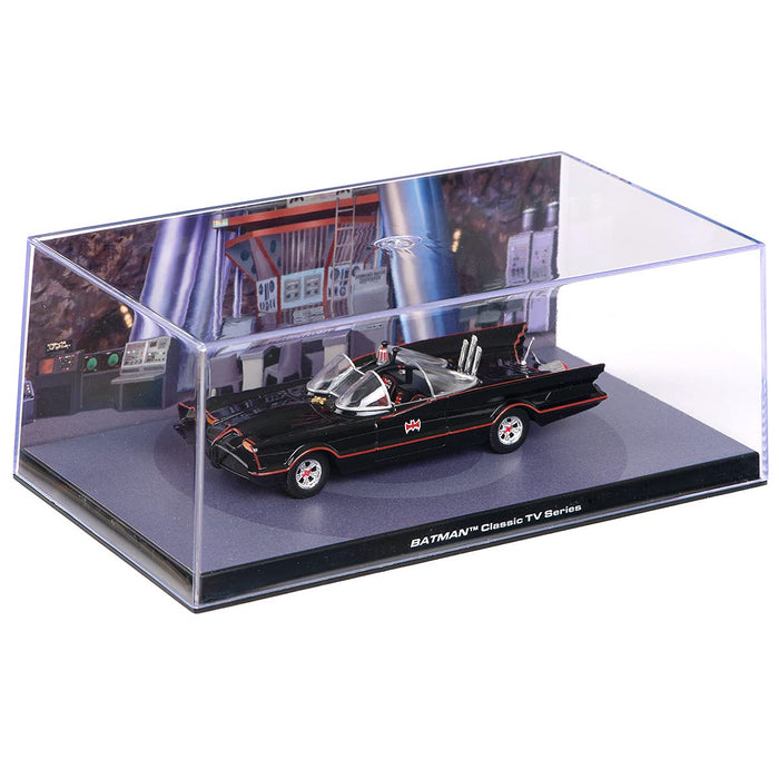 Batmobil von 1966 in der Vitrine vor der Bathöhlen-Kulisse