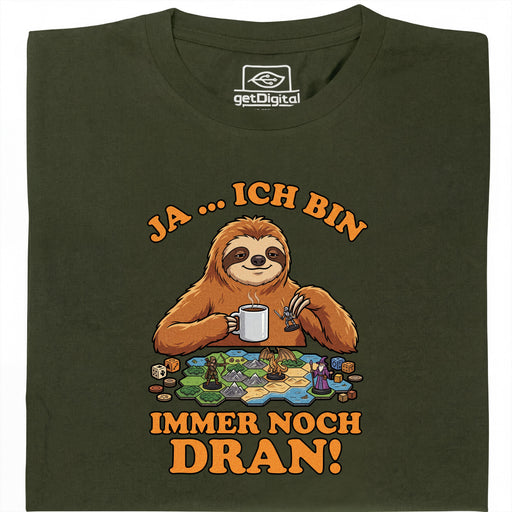 Ja … ich bin immer noch dran! - Hauptansicht T-Shirt Dunkelgrün